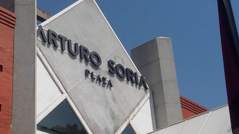 Centro comercial Arturo Soria, letrero sobre entrada principal