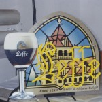 Pequeño letrero de neón representando la marca de una cerveza, como elemento decorativo y publicitario