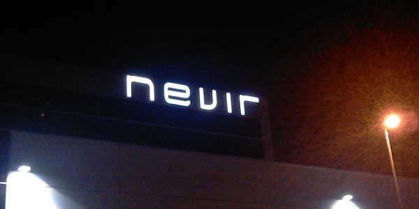 Letas corpóreas luminosas de gran formato sobre el edificio principal de NEVIR, encendidas dotando al edificio de una gran visibilidad