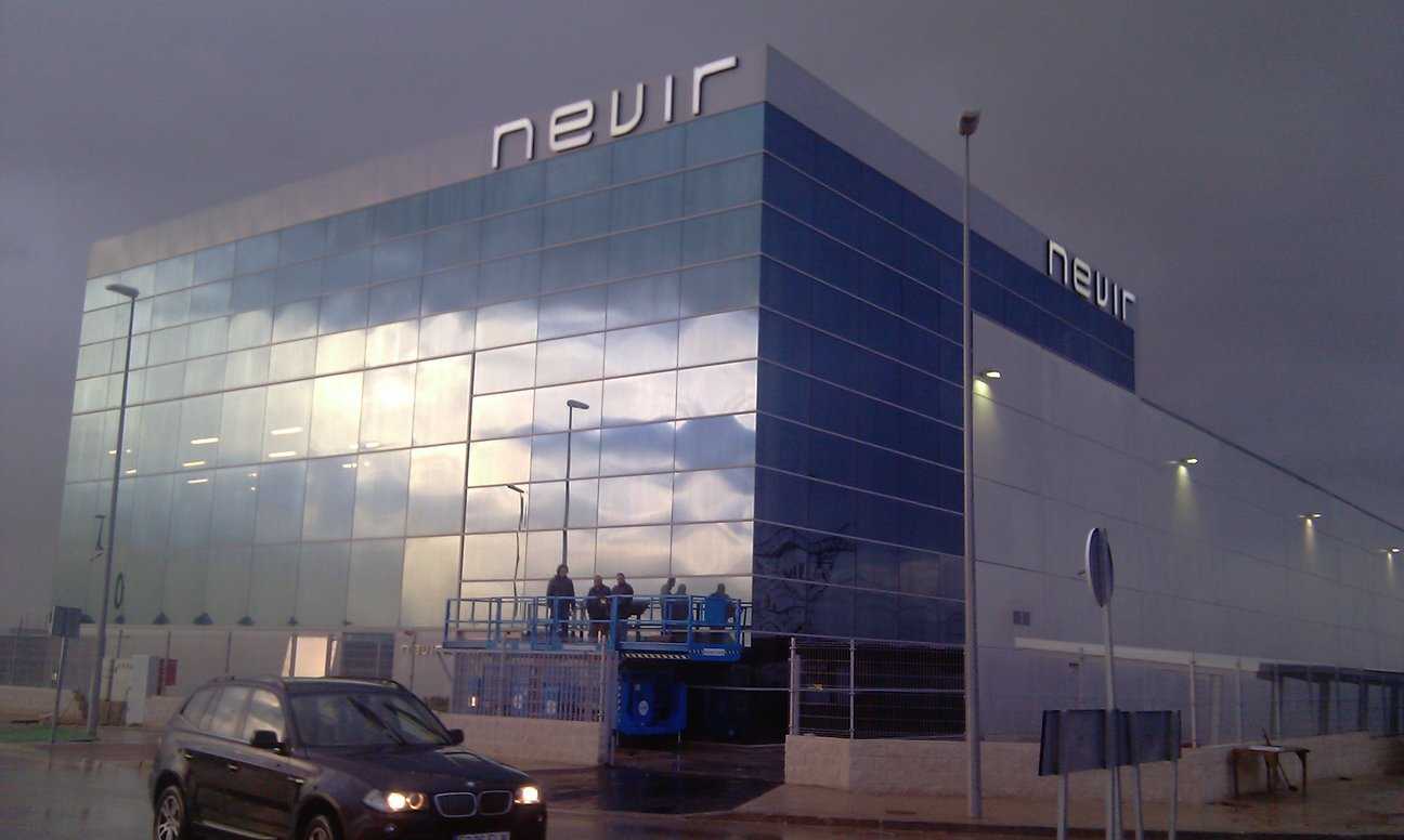 Letas corpóreas luminosas de gran formato sobre el edificio principal de NEVIR