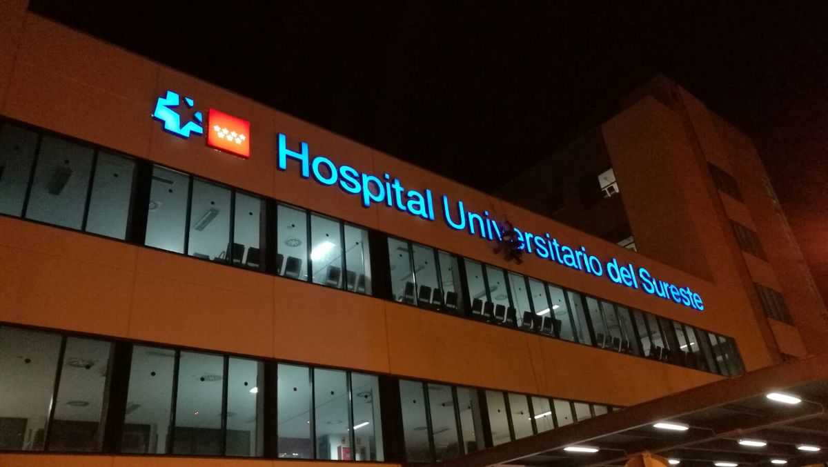 Vista nocturna del rótulo luminoso del Hospital